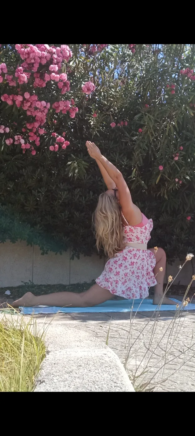 Yoga bland blommor